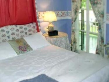 Victorian Cottage Room, The Edgeworth Inn